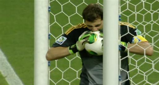 صيد القارات .. كاسياس "يعض" الكرة